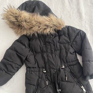Black Zip-Up Coat with Fur-Trimmed Hood – Cozy & Classic 4/5